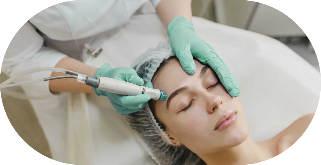 Esteticista usando luva de procedimento durante atendimento