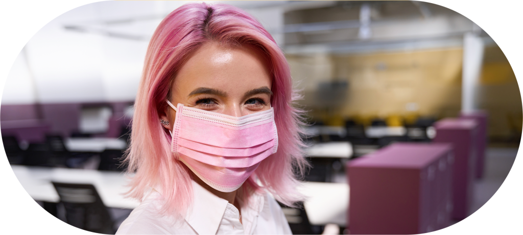 Profissional de cabelo rosa usando máscara