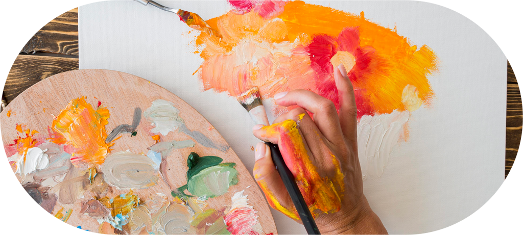 Mão pintando aquarela