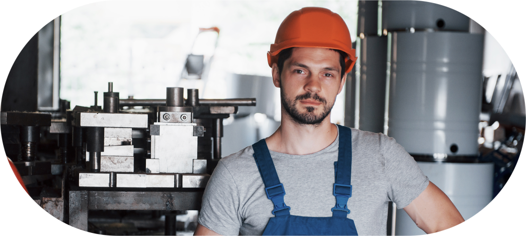 Profissional industria encarando a câmera