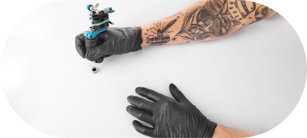 Tatuador usando máquina com tinta