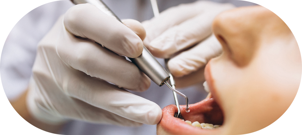 Dentista com luvas de látex brancas realizando check-up em paciente