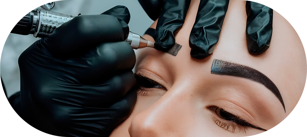Profissional realizando micropigmentação de sobrancelhas